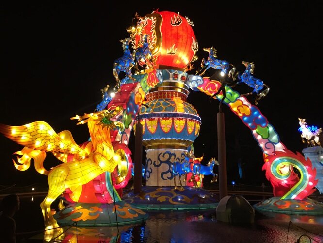 元宵节夜晚一只麒麟形状五彩灯笼